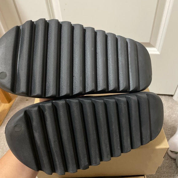 Basically brand new Onxy yezzy slides. - Picture 3 of 5